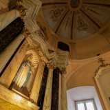 Unica eccezione � la statua della Vergine...